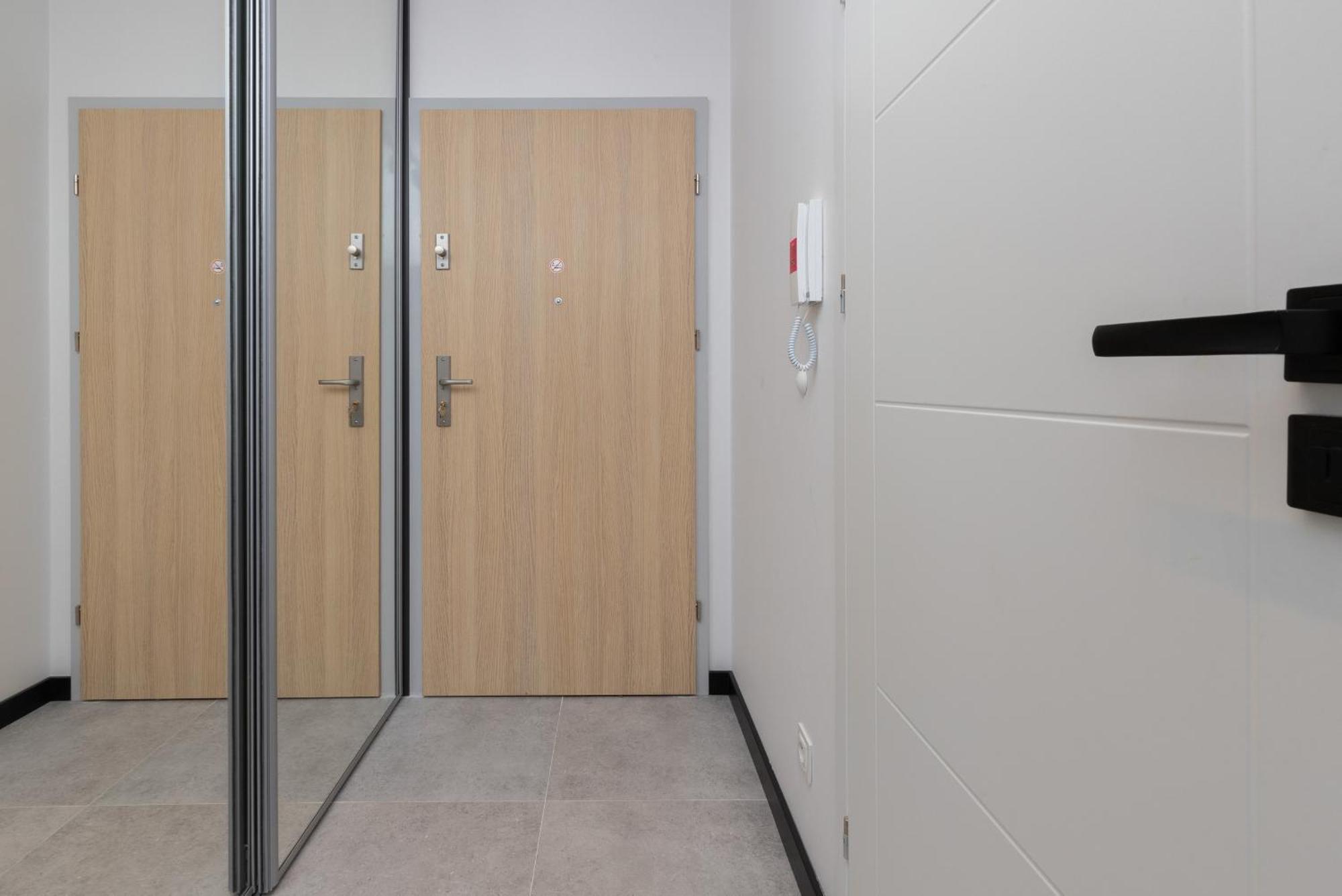 Modern With Balcony And Parking In By Renters