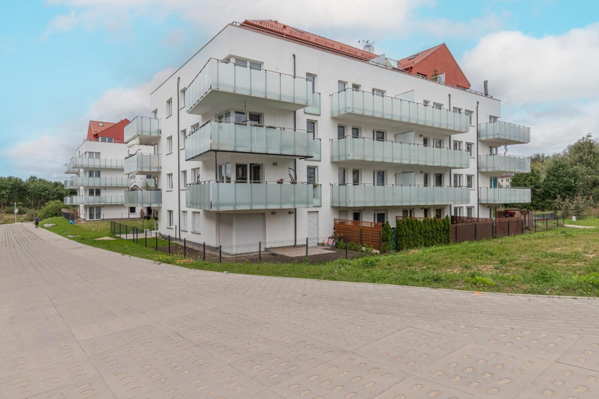 Modern With Balcony And Parking In By Renters Apartment *