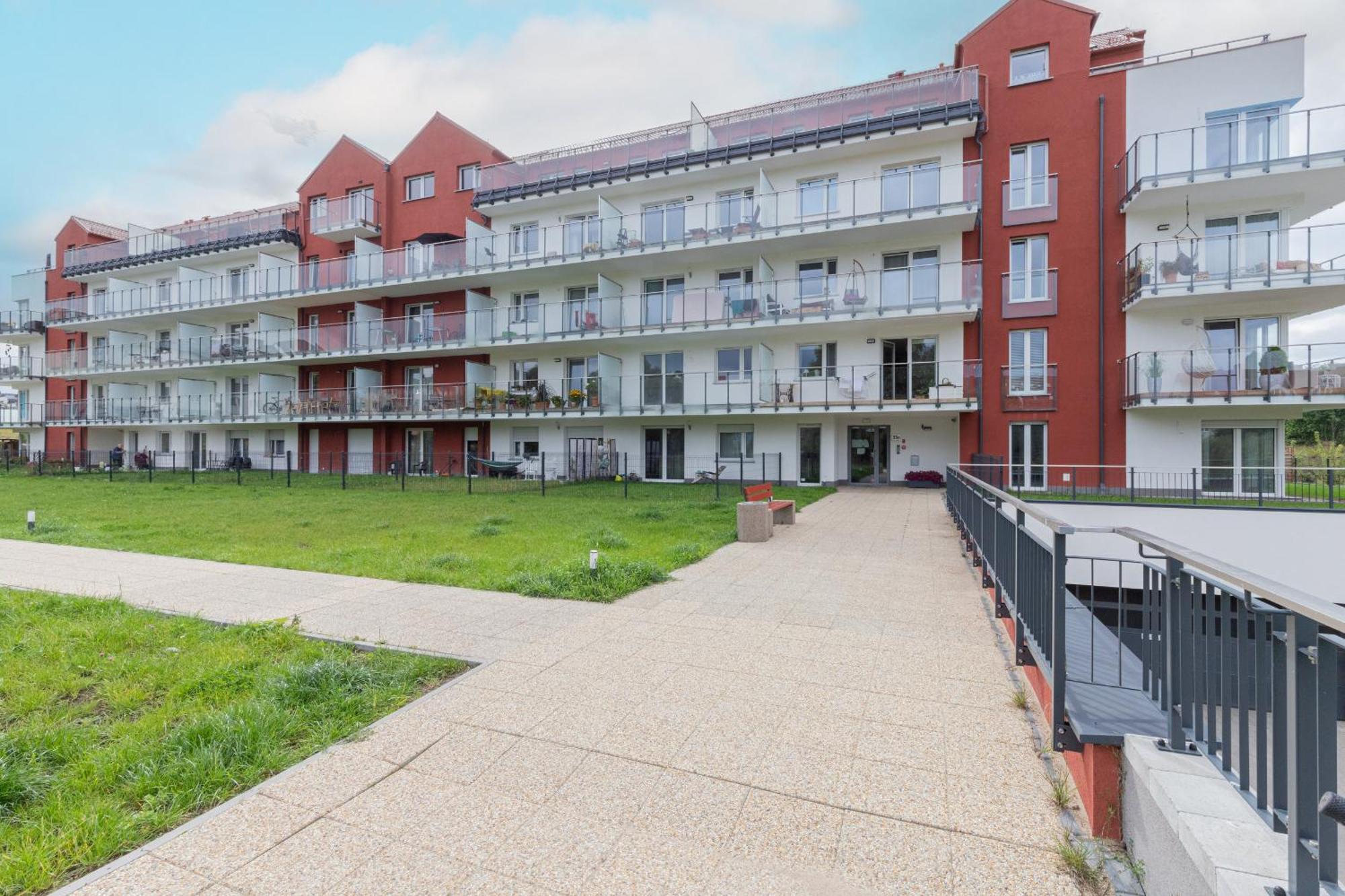 Modern With Balcony And Parking In By Renters *