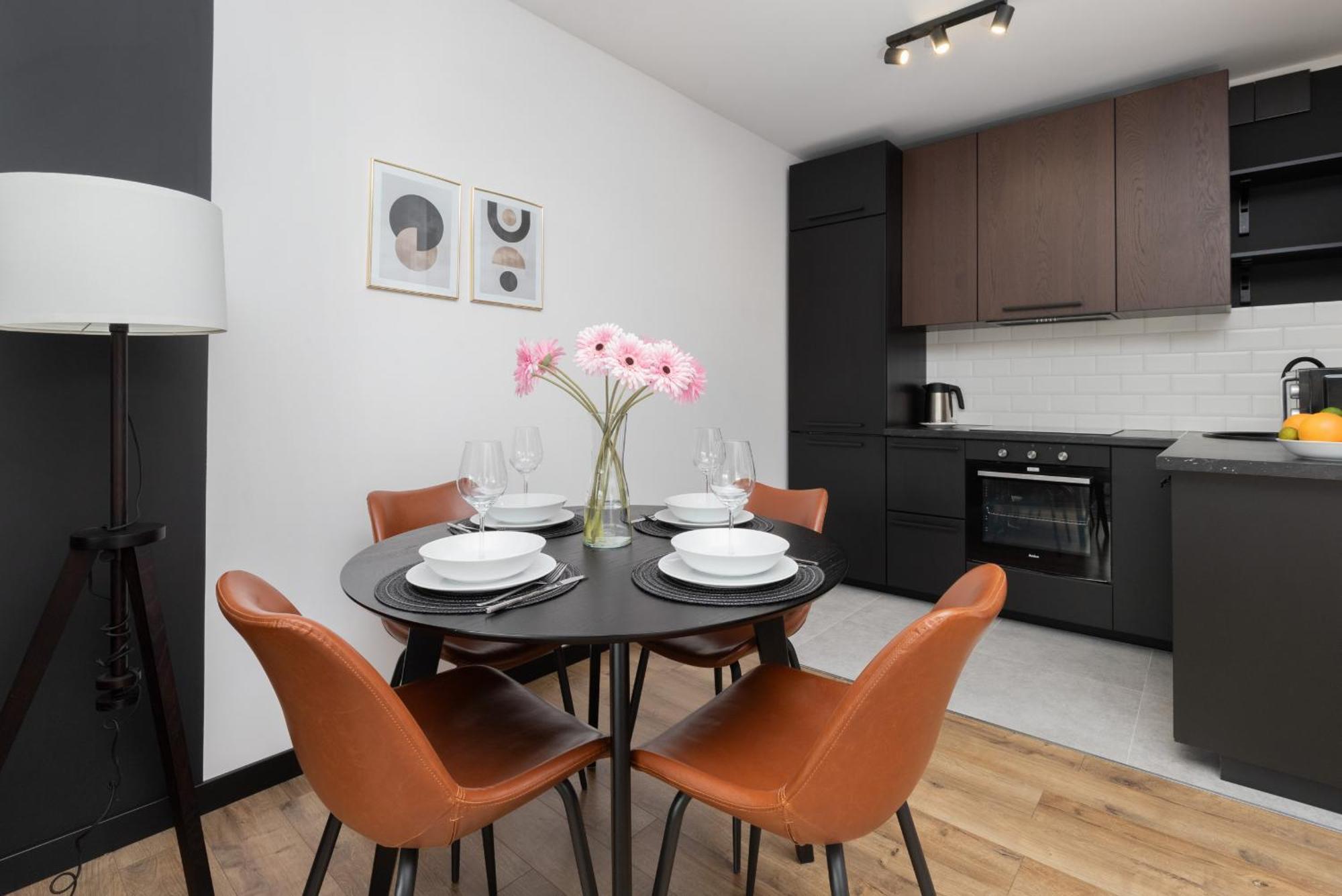 Modern With Balcony And Parking In By Renters Apartment *