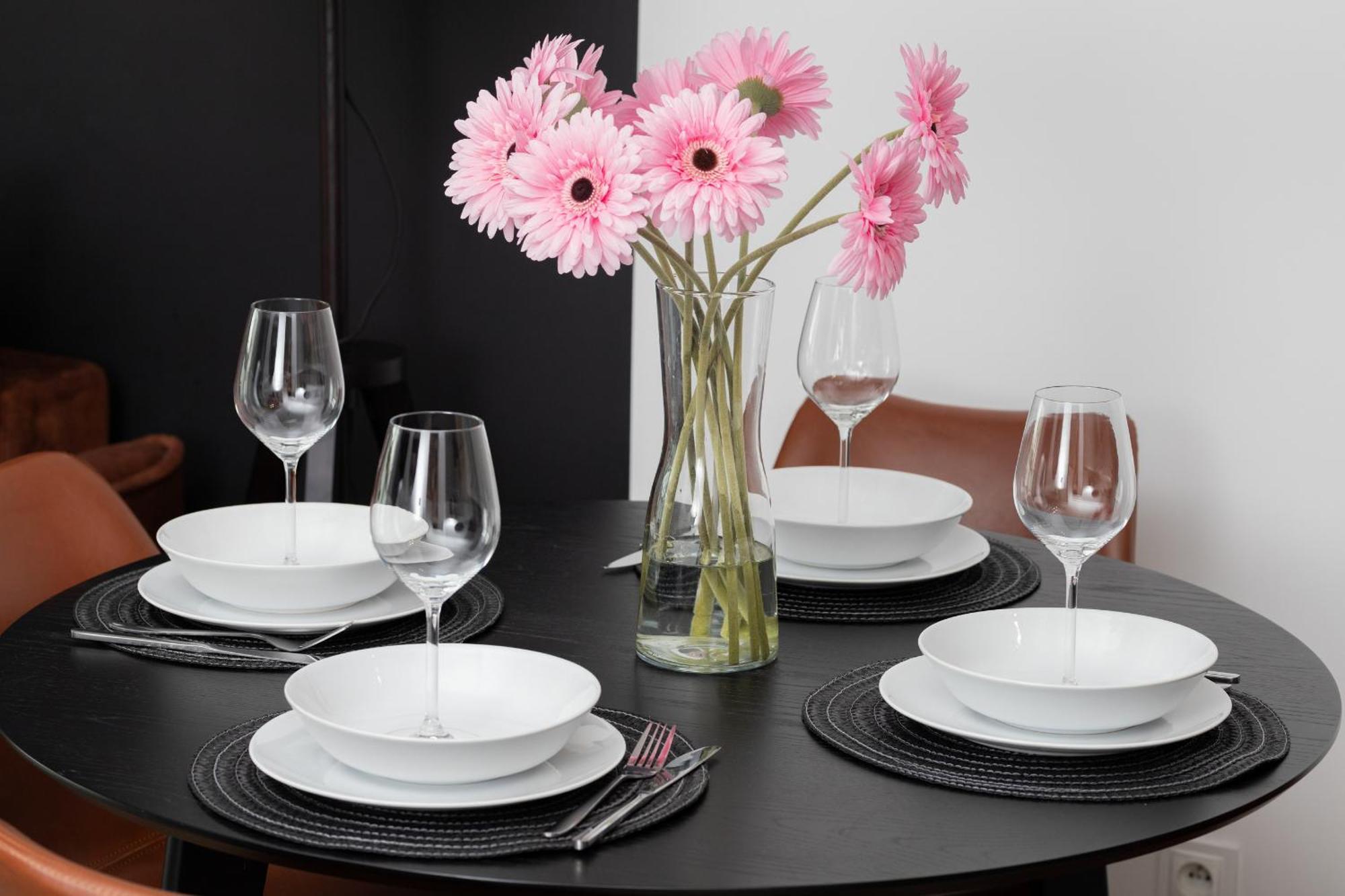 Modern With Balcony And Parking In By Renters Apartmán *